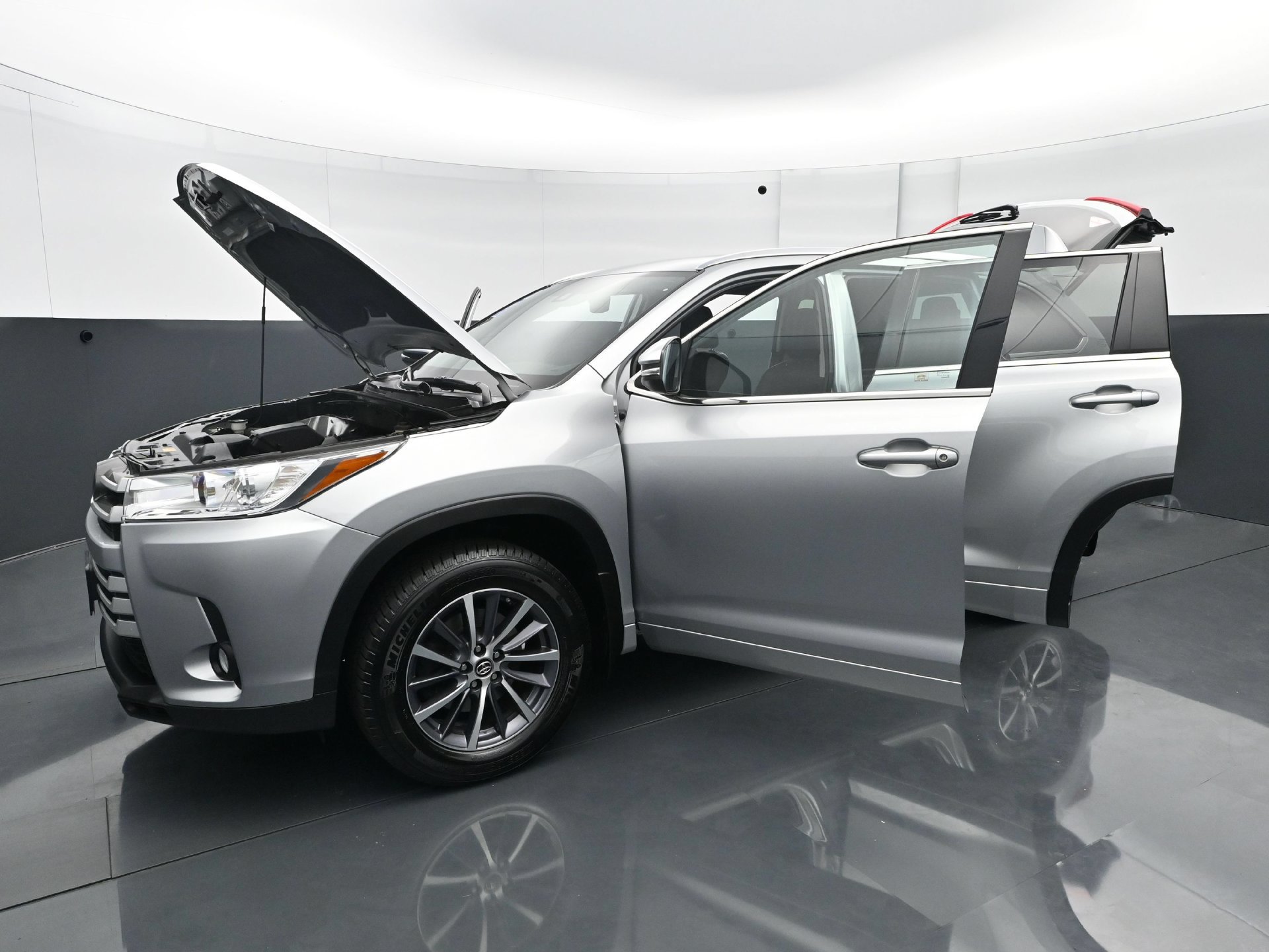 Used 2018 Toyota Highlander XLE AWD/4WD image 30