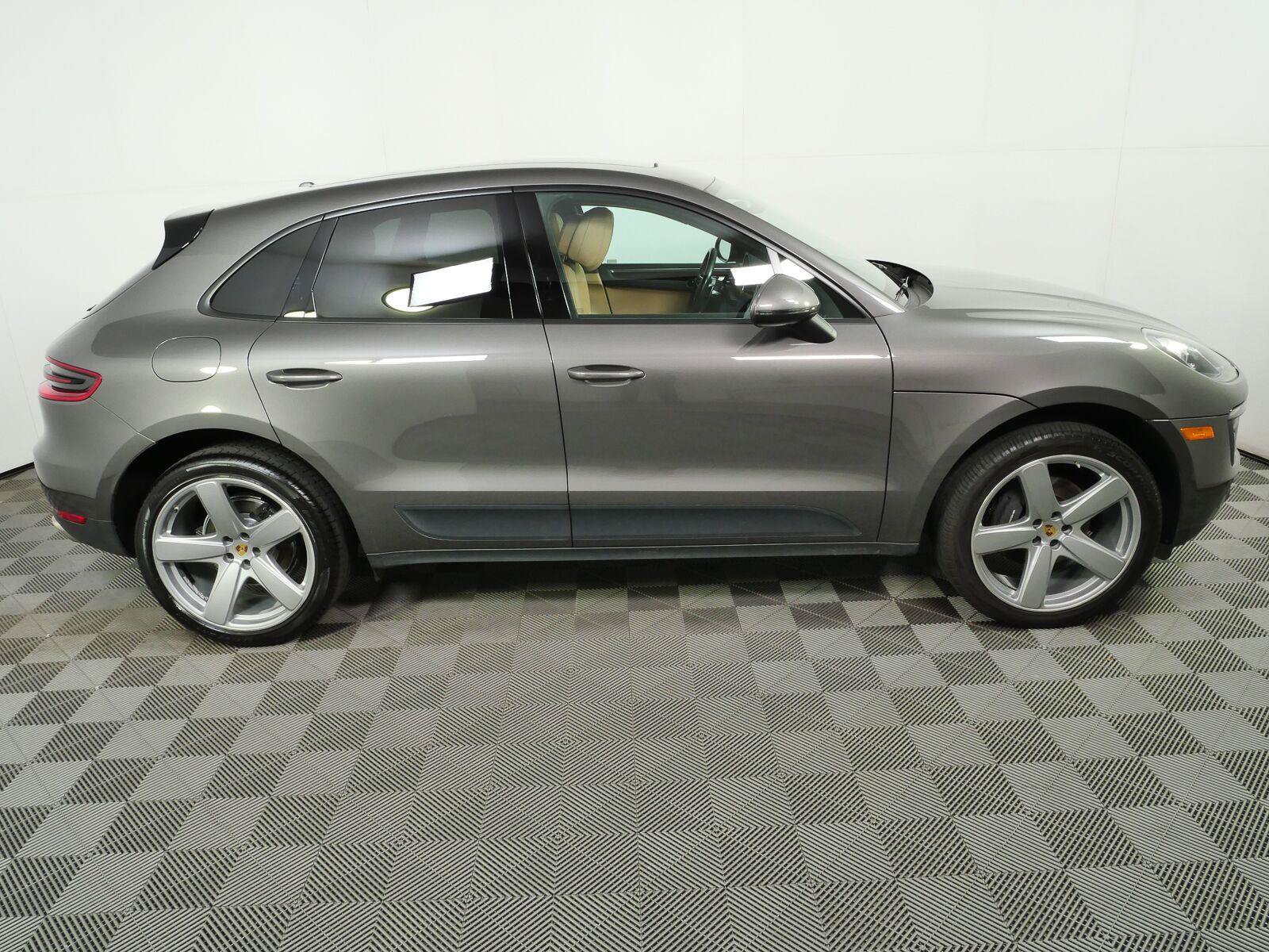 Used 2018 Porsche Macan AWD/4WD image 25