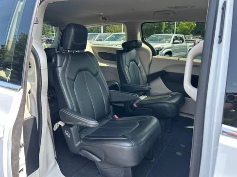 Used 2024 Chrysler Pacifica Touring-L FWD image 19