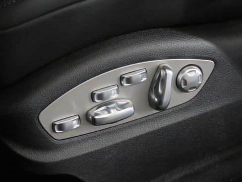 Certified 2026 Porsche Macan AWD/4WD image 41