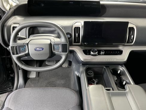 Used 2025 Ford Expedition Active image 11