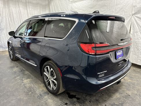 Certified 2025 Chrysler Pacifica Pinnacle w/ Trailer Tow Group AWD/4WD image 6