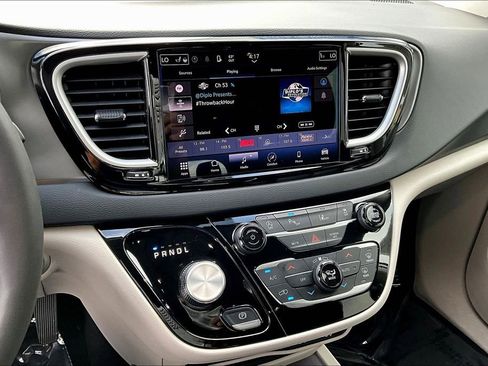 Used 2023 Chrysler Pacifica Touring-L FWD image 12
