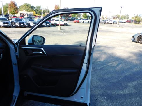 New 2025 Mitsubishi Outlander SE image 27