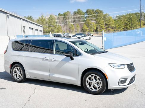 Used 2024 Chrysler Pacifica Limited image 12