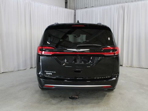 Used 2026 Chrysler Pacifica Pinnacle FWD image 28