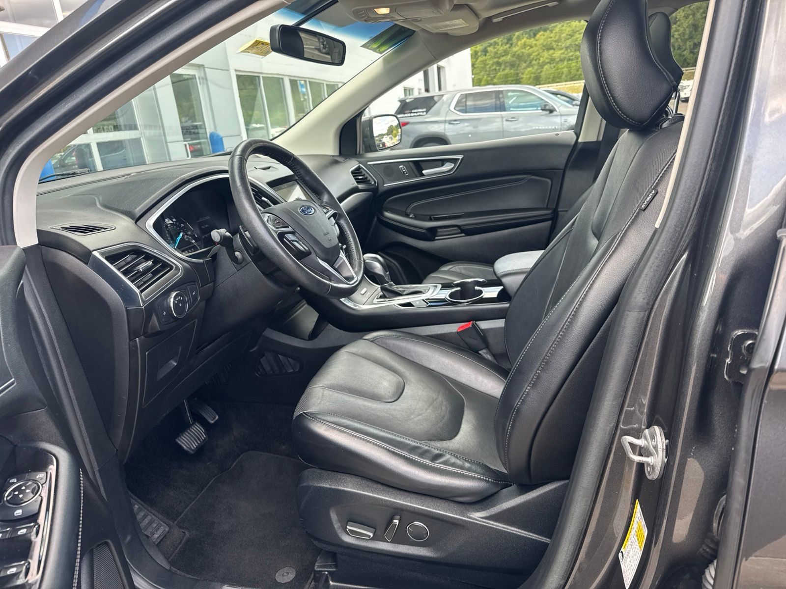 Used 2017 Ford Edge Titanium w/ Equipment Group 301A AWD/4WD image 18