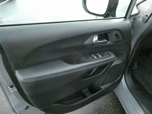 Used 2025 Chrysler Pacifica Select FWD image 23