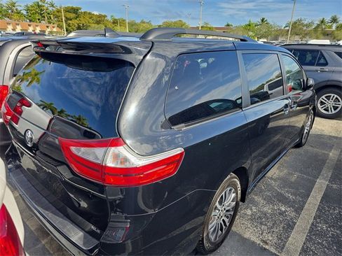 Used 2019 Toyota Sienna XLE image 3