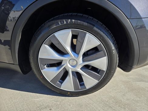Used 2024 Tesla Model Y 2WD image 27