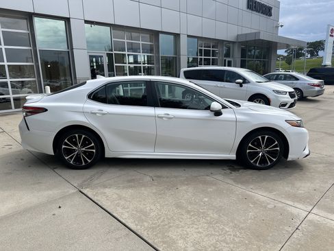 Used 2020 Toyota Camry SE FWD image 9