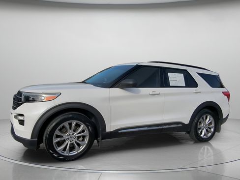 Certified 2020 Ford Explorer XLT w/ Equipment Group 202A image 13