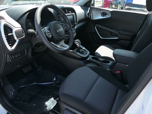 Used 2024 Kia Soul LX w/ Option Group 015 FWD image 11