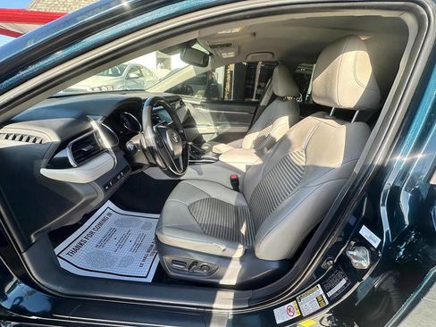Used 2019 Toyota Camry SE w/ Convenience Package image 4