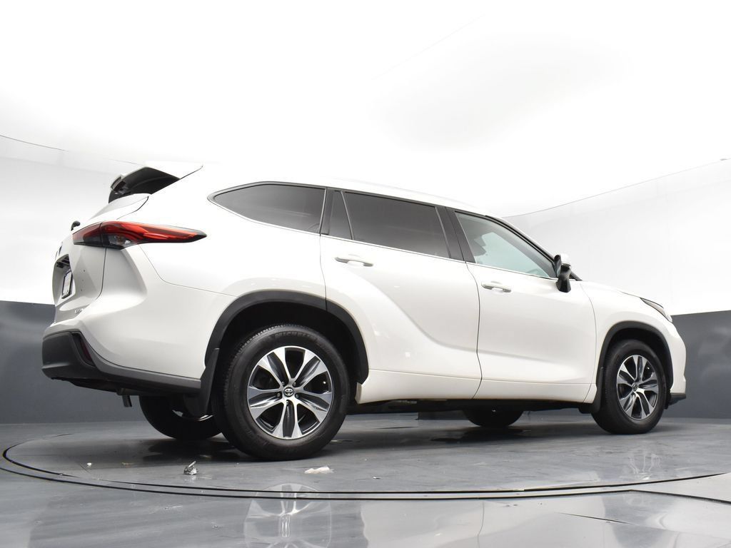 Used 2021 Toyota Highlander XLE AWD/4WD image 21