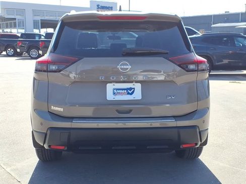 Used 2024 Nissan Rogue SV w/ SV Premium Package FWD image 7
