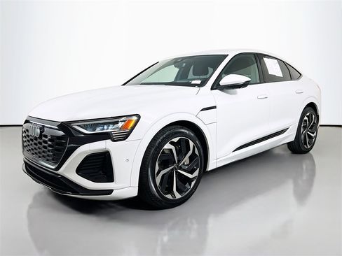 Used 2024 Audi Q8 e-tron Prestige image 3