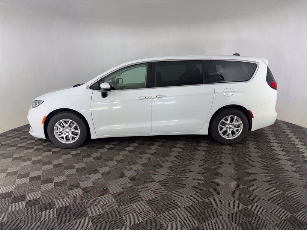 Used 2023 Chrysler Pacifica Touring-L FWD image 9