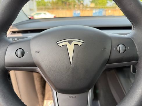 Used 2024 Tesla Model Y Long Range AWD/4WD image 19