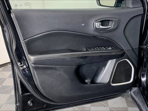 Used 2017 Jeep Compass Latitude w/ Cold Weather Group FWD image 21