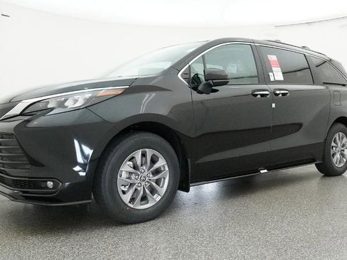 New 2026 Toyota Sienna XLE FWD image 22