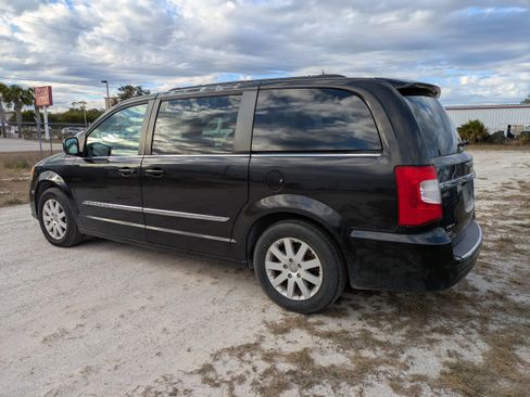 Used 2014 Chrysler Town & Country Touring image 6