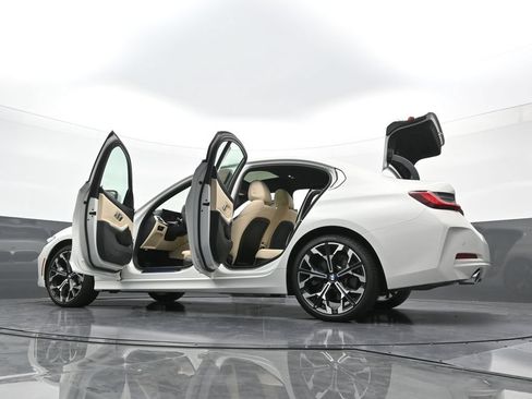 New 2025 BMW 330i xDrive Sedan w/ Convenience Package AWD/4WD image 41