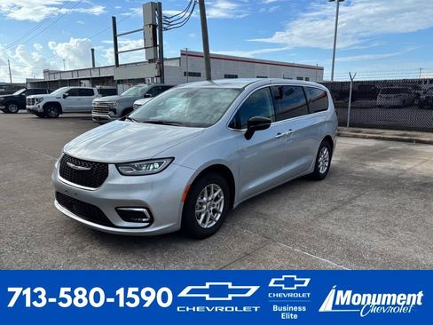 Used 2024 Chrysler Pacifica Touring-L FWD image 1