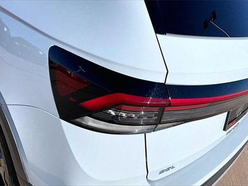 Used 2025 Volkswagen Taos SEL image 32