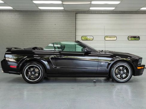 Used 2005 Ford Mustang GT RWD image 3