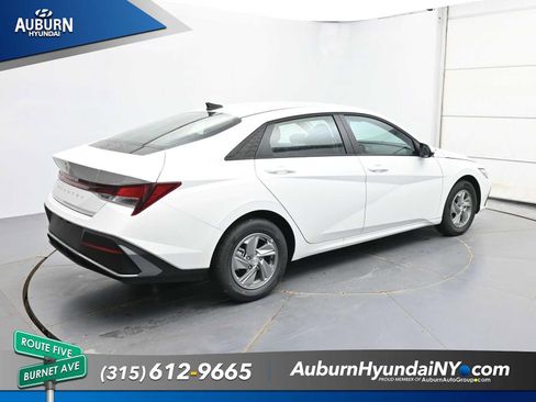 New 2026 Hyundai Elantra SE FWD image 2