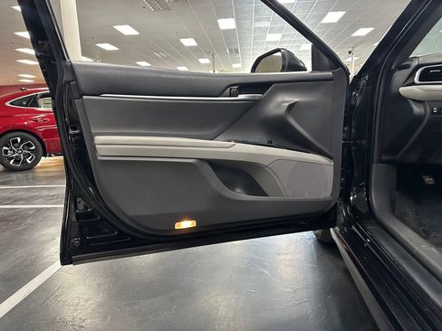 Used 2018 Toyota Camry SE FWD image 13