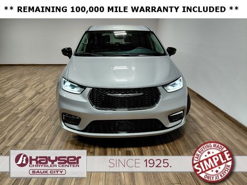 Certified 2024 Chrysler Pacifica Touring-L image 3