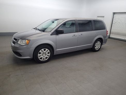 Used 2018 Dodge Grand Caravan SE w/ UConnect Hands-Free Group FWD image 2