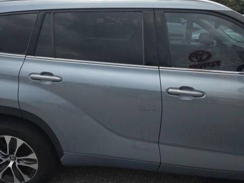 Used 2021 Toyota Highlander XLE FWD image 9