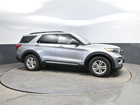 Used 2024 Ford Explorer XLT w/ Equipment Group 202A AWD/4WD image 4