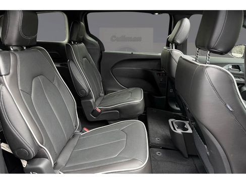 New 2026 Chrysler Pacifica Limited image 19