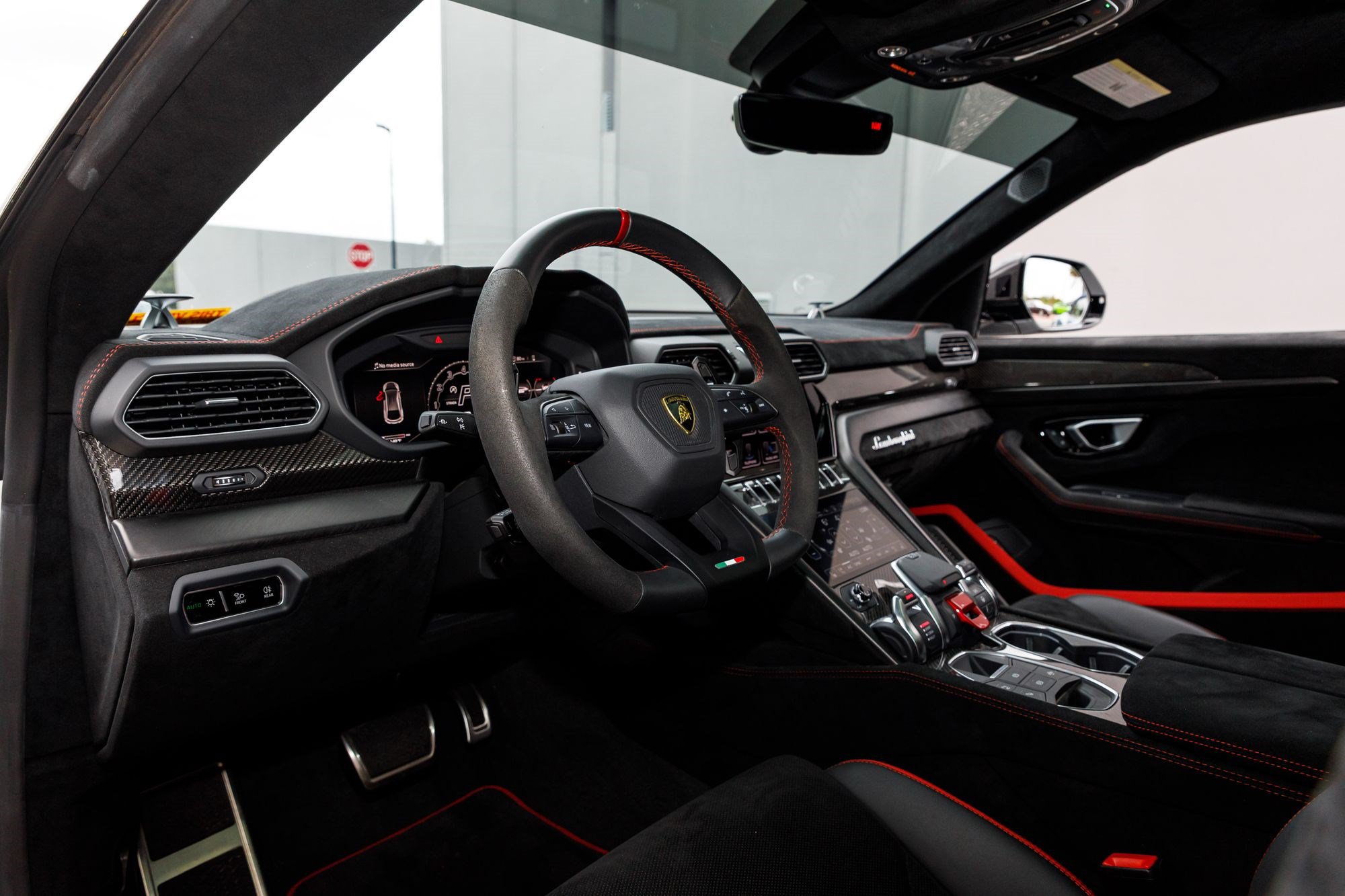 Used 2024 Lamborghini Urus Performante AWD/4WD image 9