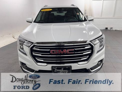 Used 2024 GMC Terrain SLT image 2