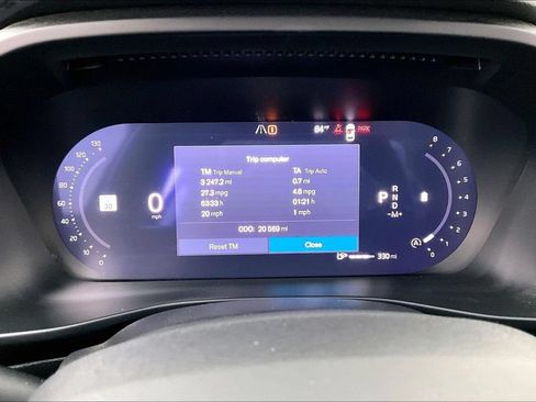 Certified 2025 Volvo XC40 B5 Plus AWD/4WD image 28
