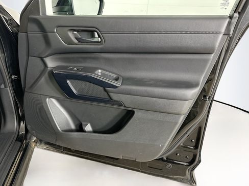 Used 2025 Nissan Pathfinder SV image 33