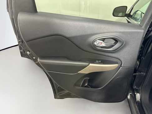 Used 2018 Jeep Cherokee Latitude FWD image 24