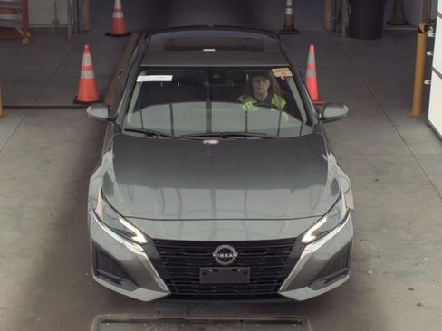 Used 2023 Nissan Altima 2.5 SV w/ SV Premium Package FWD image 2