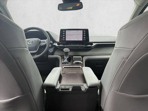 Used 2021 Toyota Sienna XLE FWD image 20