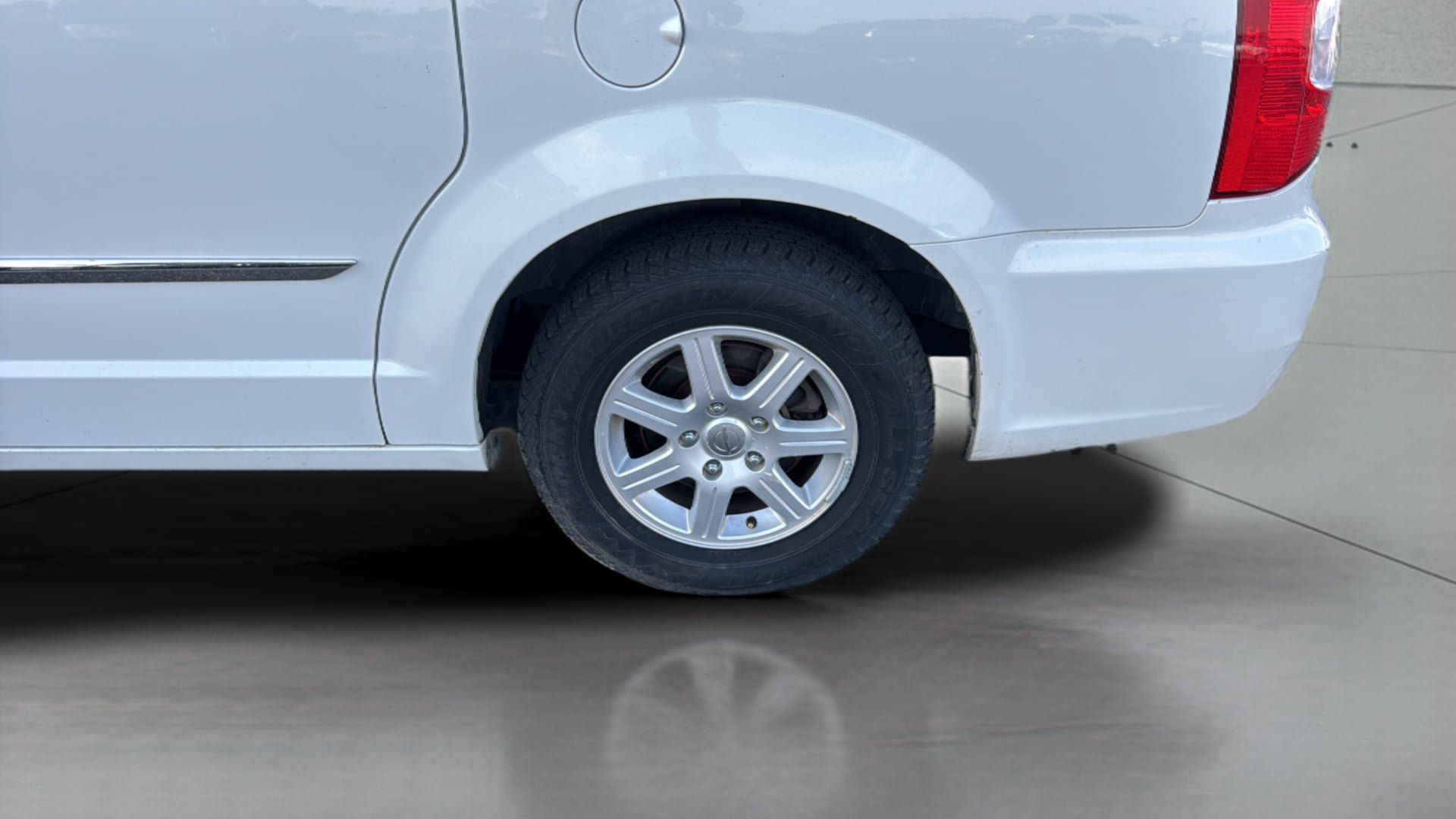Used 2012 Chrysler Town & Country Touring w/ Entertainment Group #1 FWD image 38
