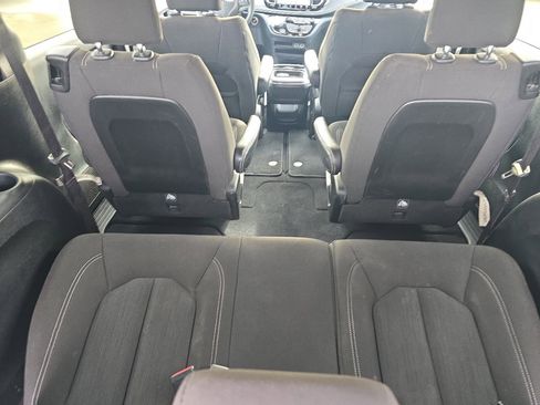 Used 2023 Chrysler Pacifica Touring w/ S Appearance Package image 7