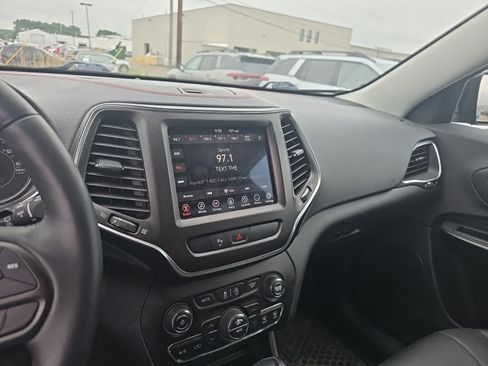 Used 2019 Jeep Cherokee Trailhawk AWD/4WD image 17