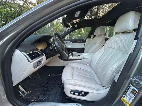 Used 2022 BMW 740i w/ M Sport Package RWD image 10