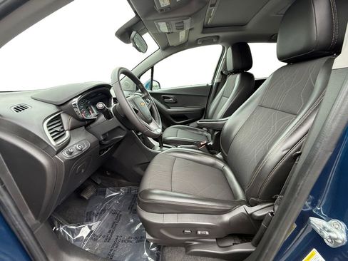 Used 2020 Chevrolet Trax LT w/ Sun & Sound Package FWD image 9