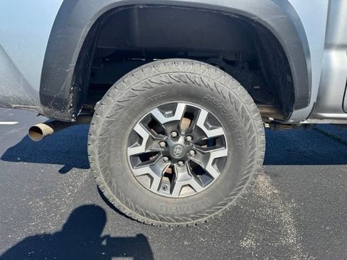 Used 2021 Toyota Tacoma TRD Off-Road w/ Technology Package AWD/4WD image 10